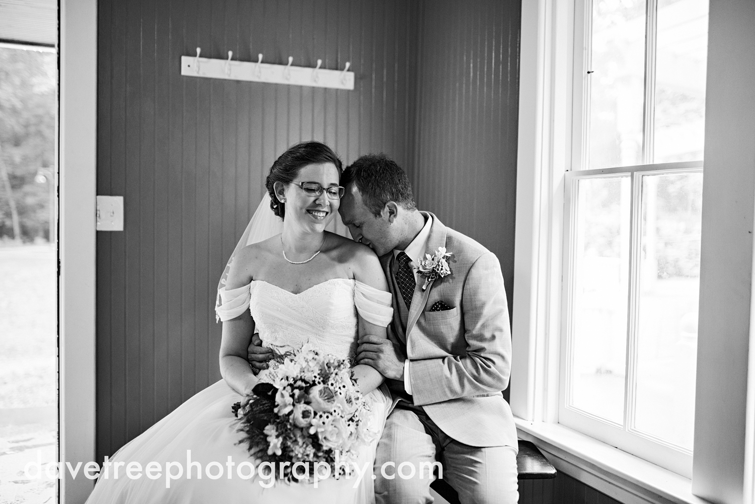 grand_haven_wedding_photographer_weaver_house_wedding_03.jpg