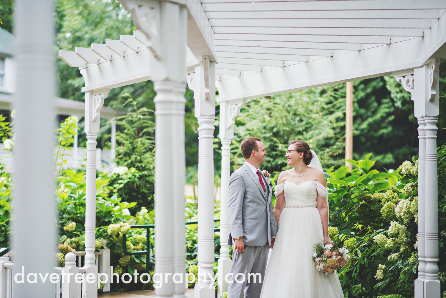 grand_haven_wedding_photographer_weaver_house_wedding_04.jpg