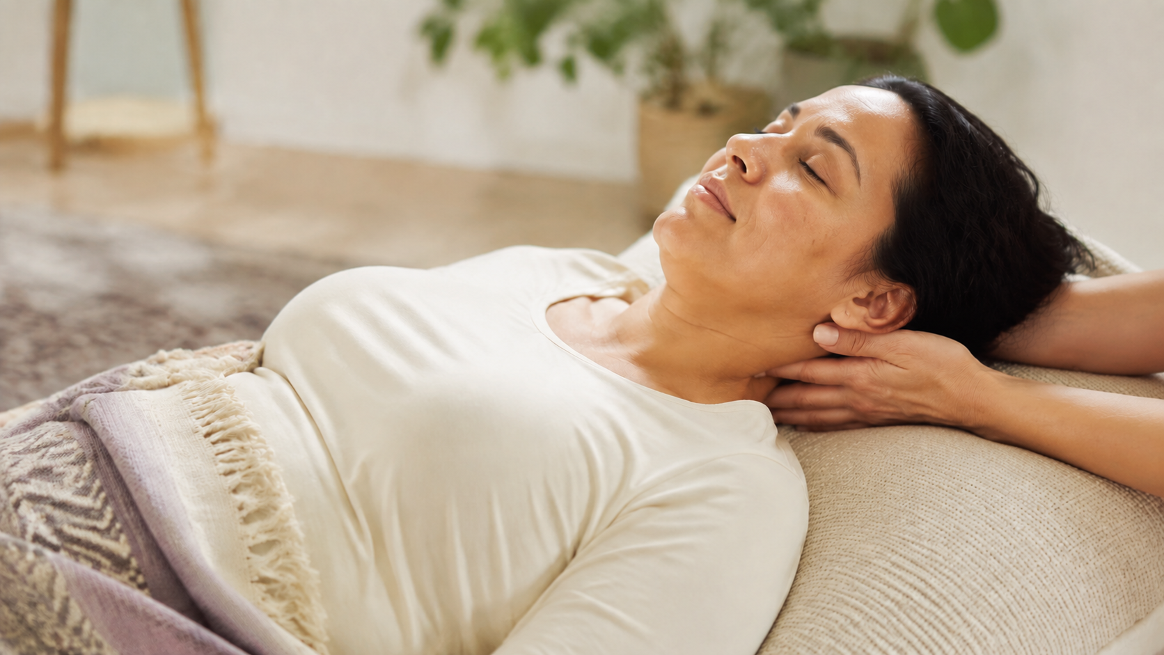 Mujer recibe terapia energética con contacto suave y rebozo en Seattle