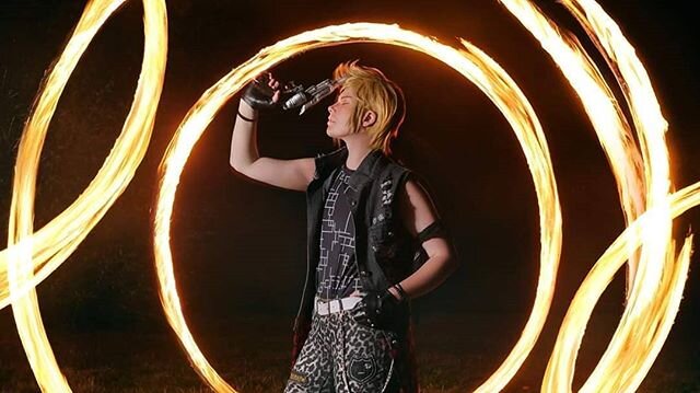 The effects used in this photoshoot are so cool! We would love to know more about how the team behind this shoot did these awesome practical effects! And it works perfectly with Phariam's Prompto cosplay from Final Fantasy XV! 🔥🔥🔥🔥🔥🔥 Cosplayer: