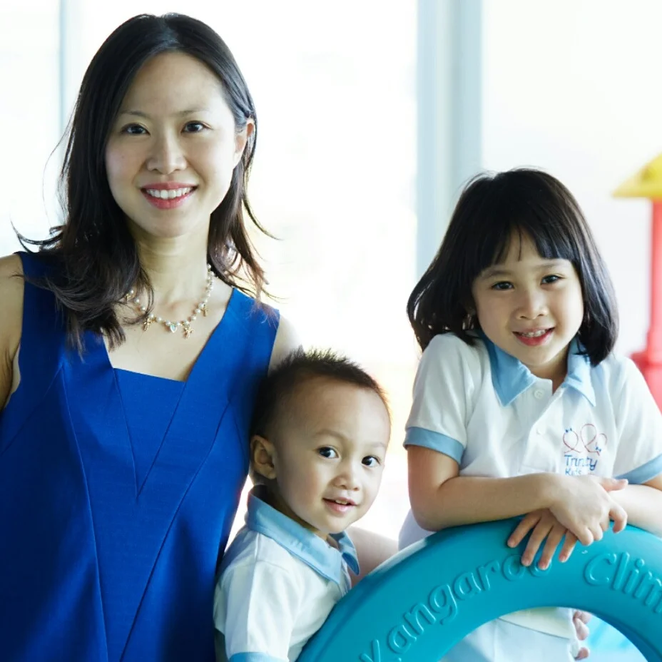 Daisy with her daughter and son