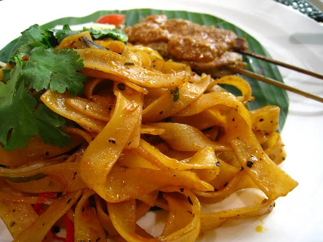 SFF 2011 Recipe: Black Pepper Fried Flat Noodles (with demo video)