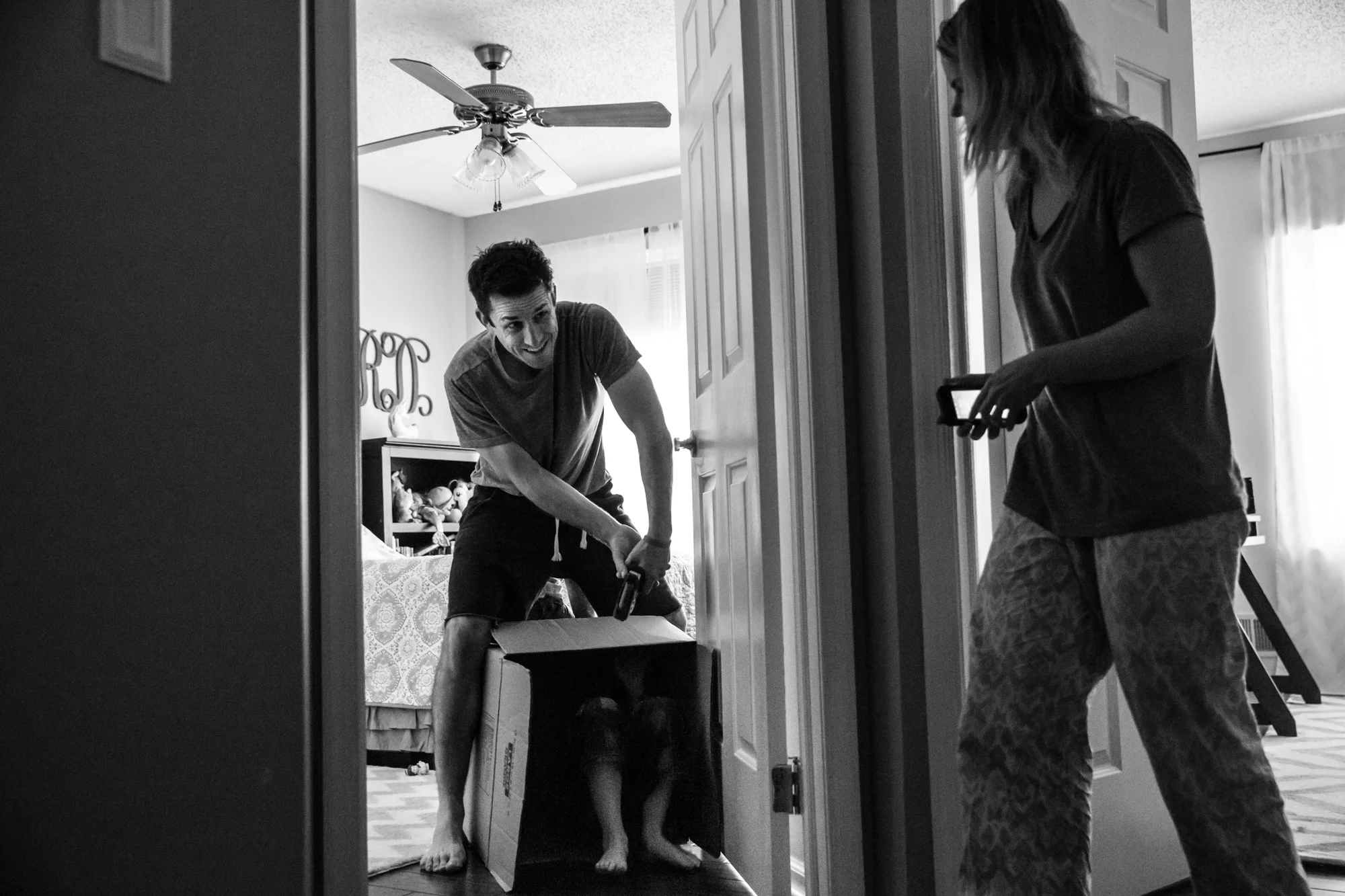 Mom catches dad pretending to attack son in box