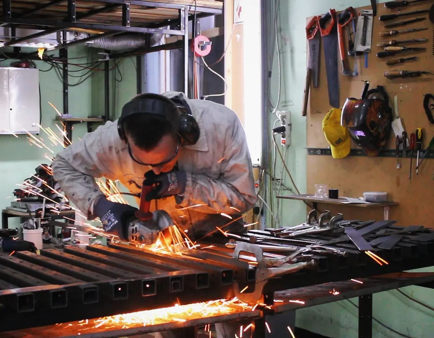 Making new sculptures.
.
.
.
#art #contemporarysculpture #contemporaryart #atelier #artinprogress #studiolife #metalwork #sculpting