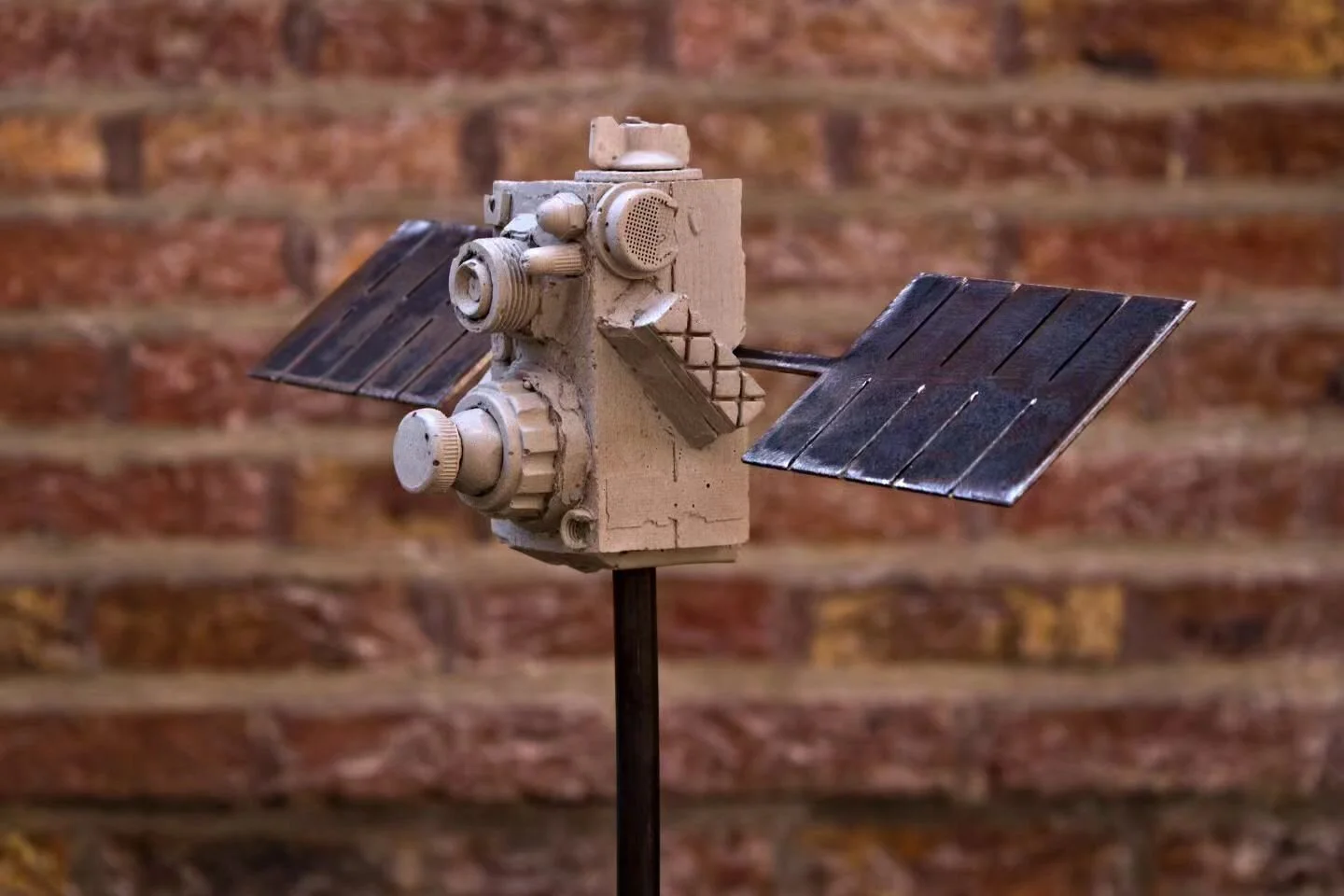 Satellite nr3, part of a new sculpture series. 11x11x30cm. Cast in acylate m, concrete carbon steel.
.
.
.
#satelitte #contemporarysculpture #contemporaryart