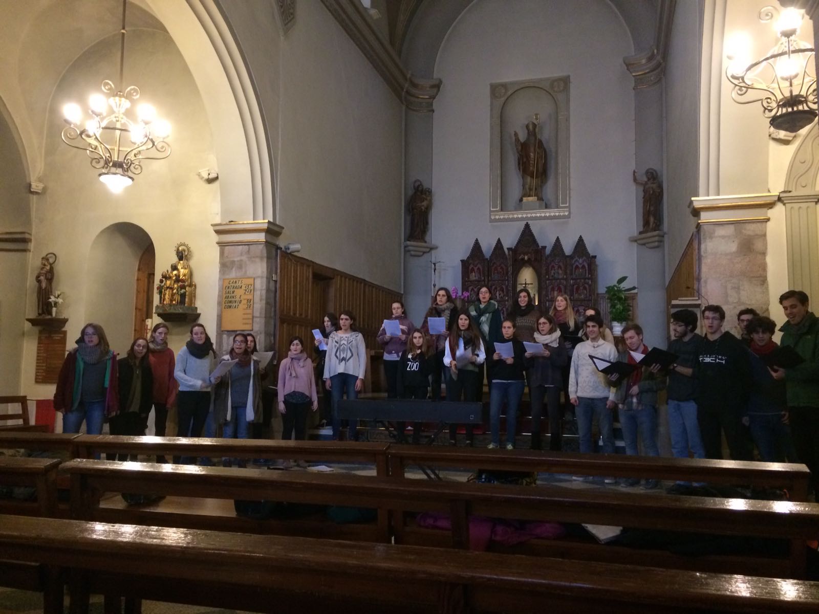 Prova de veu a l'església de Sant Hilari abans del concert.