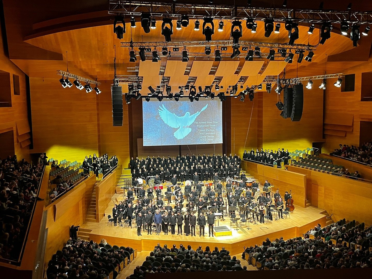 L'home armat de @karljenkinsofficial a l' @auditoribcn al costat de @coralcantiga , @coralsantjordi i @corjovestjordi i acompanyats per la @bandamunicipalbarcelona 🕊️