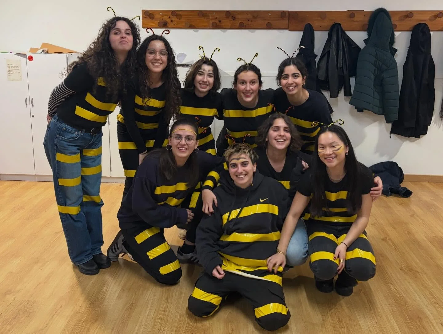 De l&rsquo;Edat de Gel al fons del mar&hellip; passant pel rusc! 🧊🌊🐝

Aquest Carnaval hem fet tota la cadena evolutiva:
- Contralts fent brunzit amb molt de ritme
- Baixos entre algues i monstres marins
- Sopranos congelades a l&rsquo;Ice Age

Com