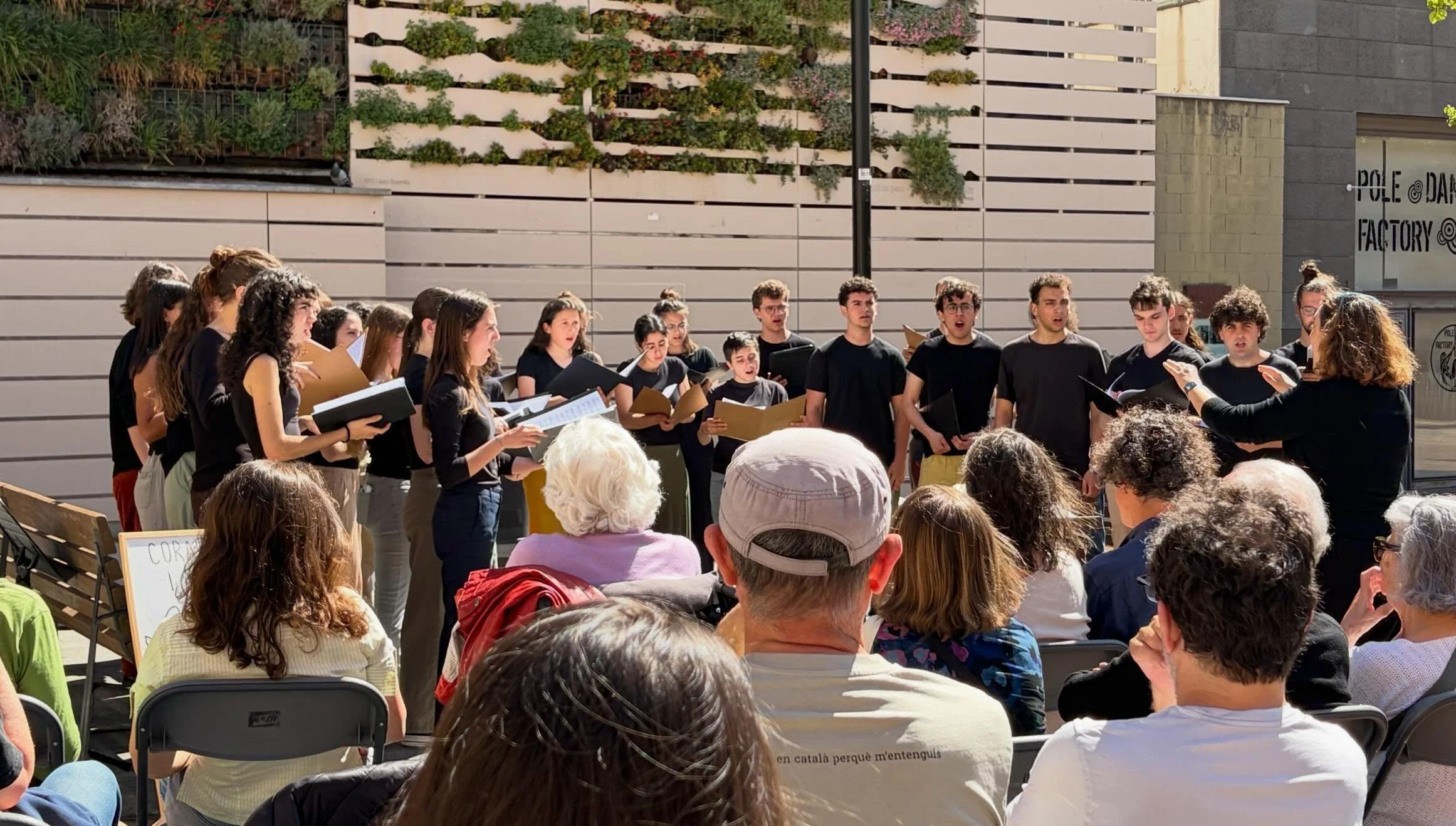 Trossets del concert que vam fer amb la @coralxalest a la Pla&ccedil;a de les Dones del 36💐

&bull; Esa tierra - Javi Busto
&bull; Tell me where is fancy bred - Mathew Harris	
&bull; L'hostal de la corda - Mart&iacute; Ferrer