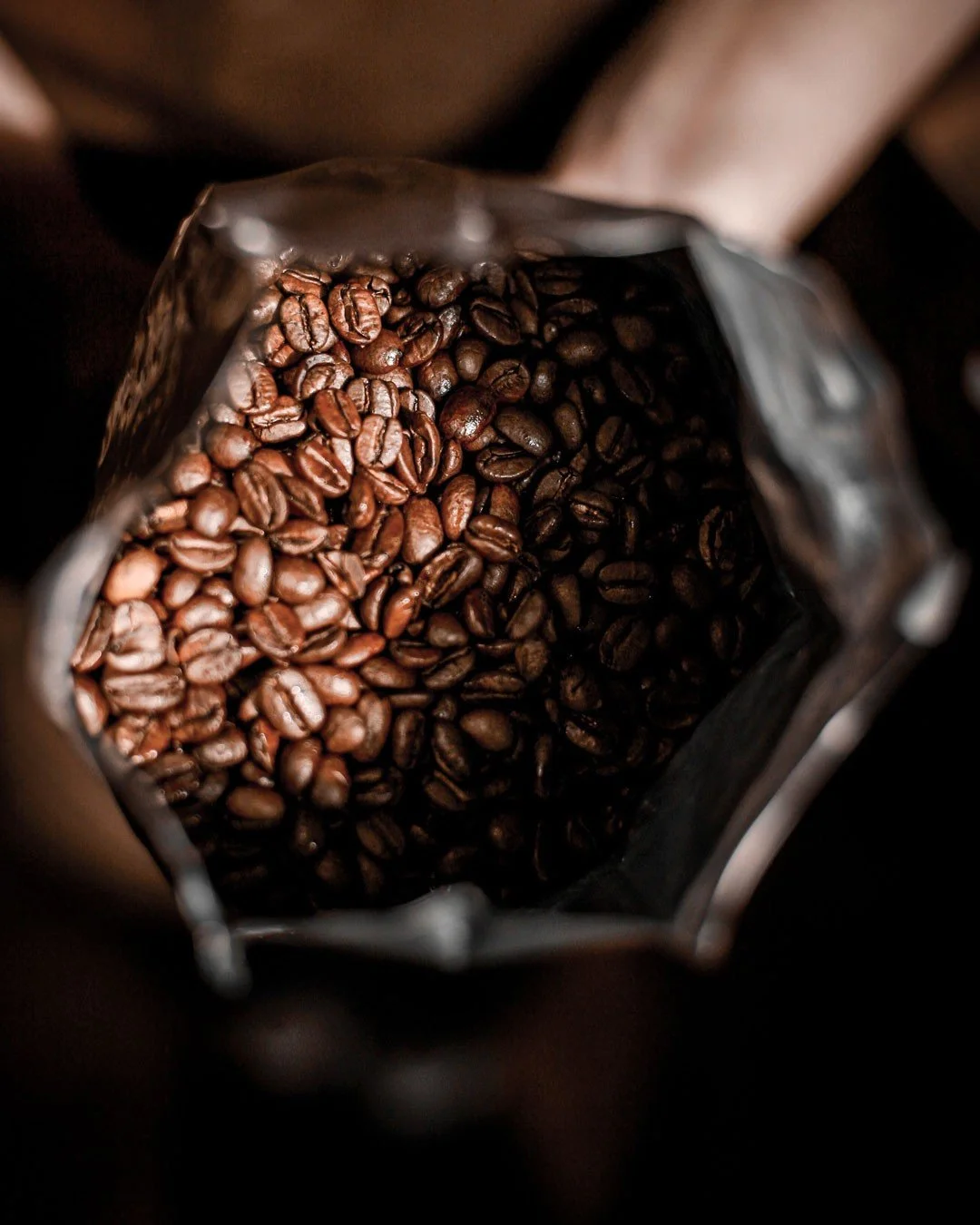 .
A bag of coffee opens.
The aroma drifts through the room.
A small moment,
yet enough to make the day feel richer.
.
.
コーヒーを淹れようと袋を開けた瞬間。
ふわっと広がる香りだけで、
一日が少し豊かになる。
.
.
.
#KOUTouchOfJoy
#ATouchOfJoy
#SimplePleasures
#SlowLiving
#QuietMoments
#Mindful