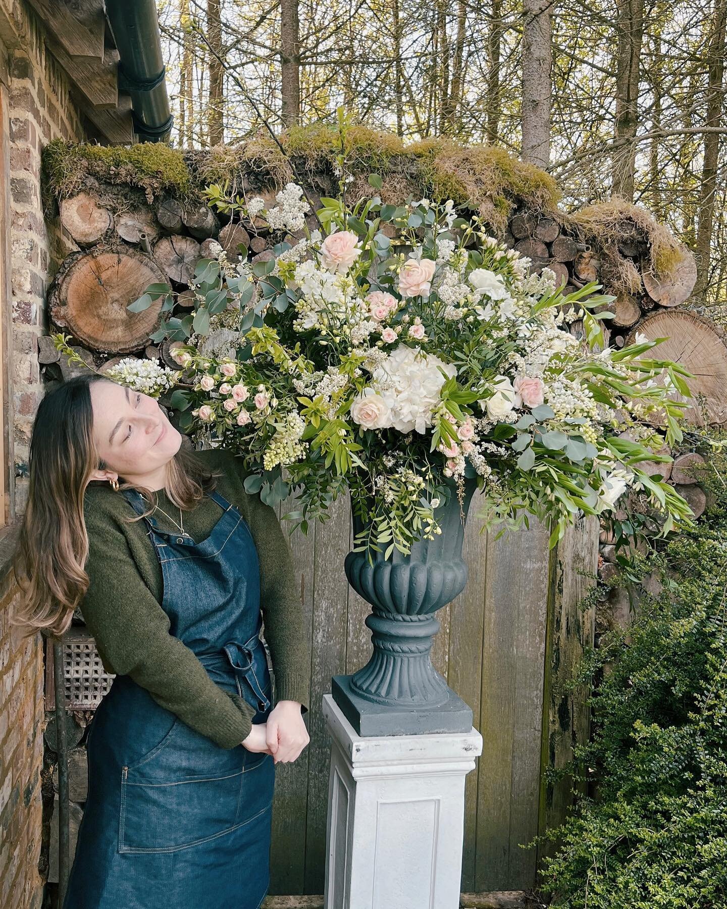 L a r g e  S c a l e 

Flicking through all the photos taken on our Large Installation course last week. I love this one of Jo @joanna_andflowers All the love for her beautiful foam free urn she created along side Poppy @flowersfromthekitchen 

Our n