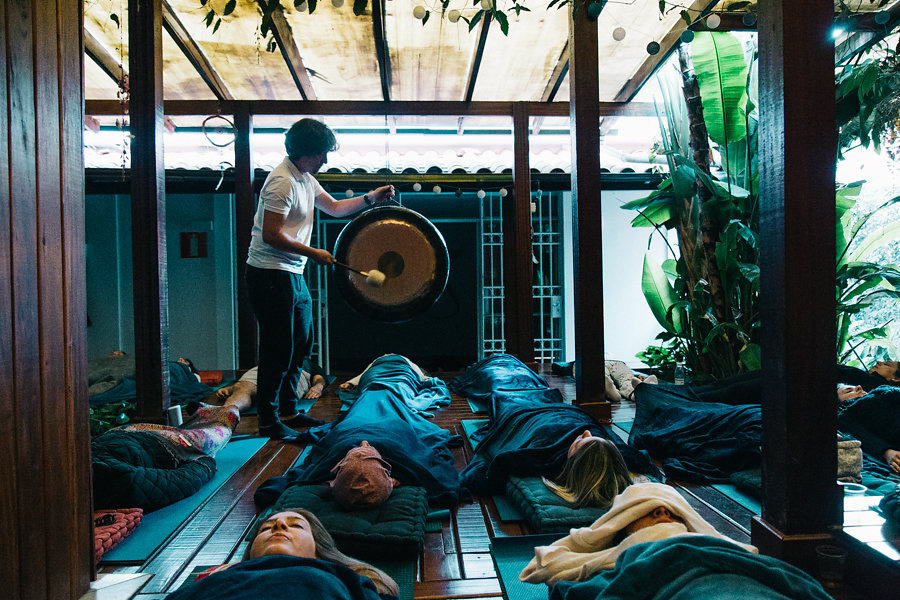 Relaxamento com Som do Gongo no final de aulão "Yoga do Som" no espaço Viva Bem em Belo Horizonte. Julho 2017. Foto créditos: Amanda Canhestro