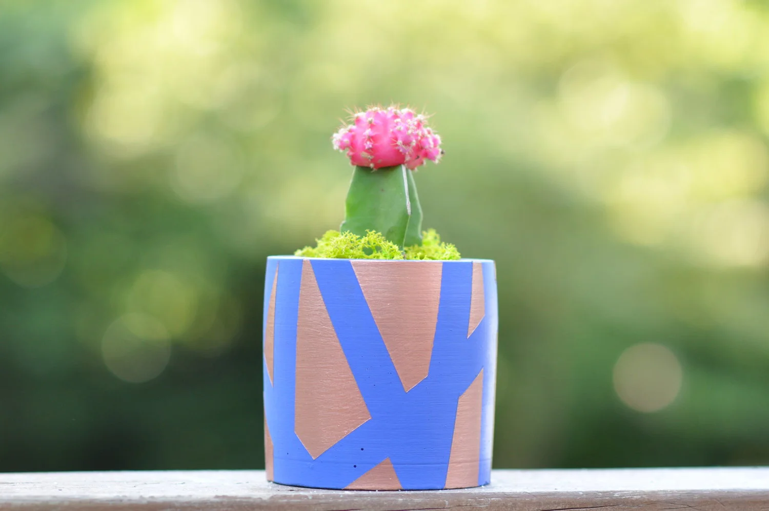 Cylinder with abstract stripes