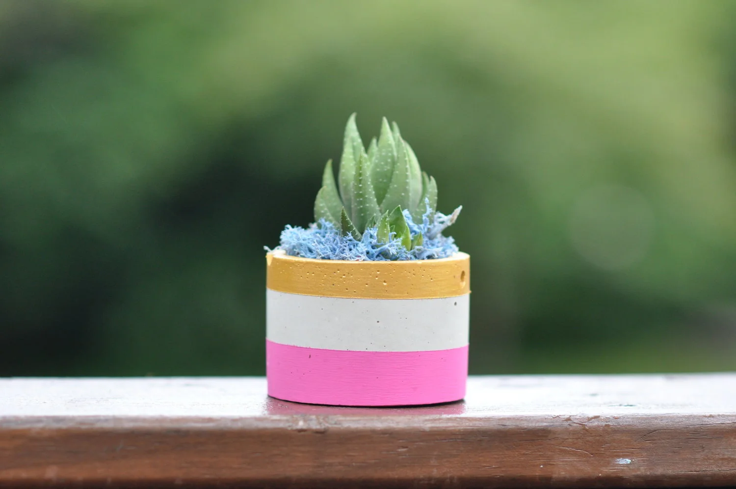 Cylinder with horizontal stripes