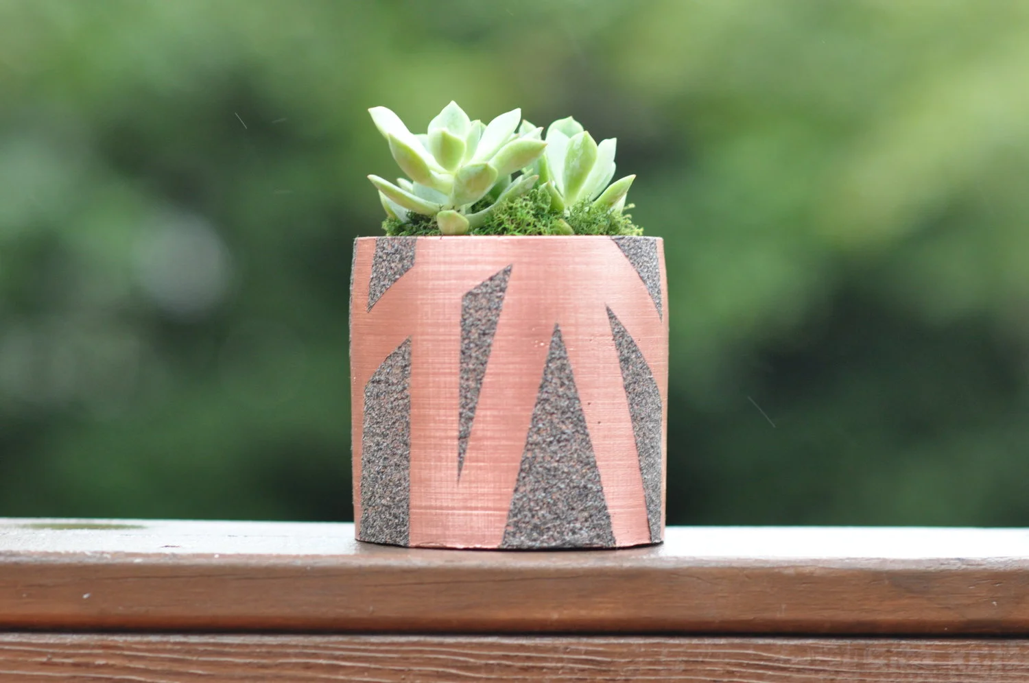 Cylinder with metallic abstract stripes