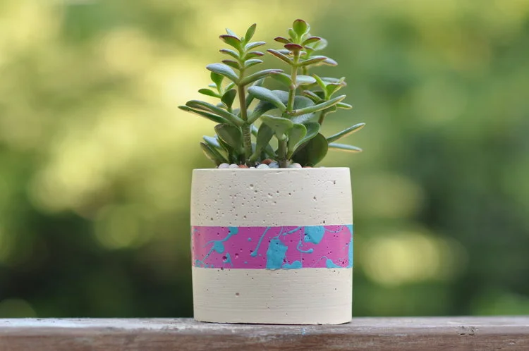 Cylinder with solid and splattered stripes