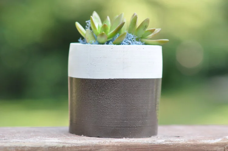 Cylinder with two horizontal stripes