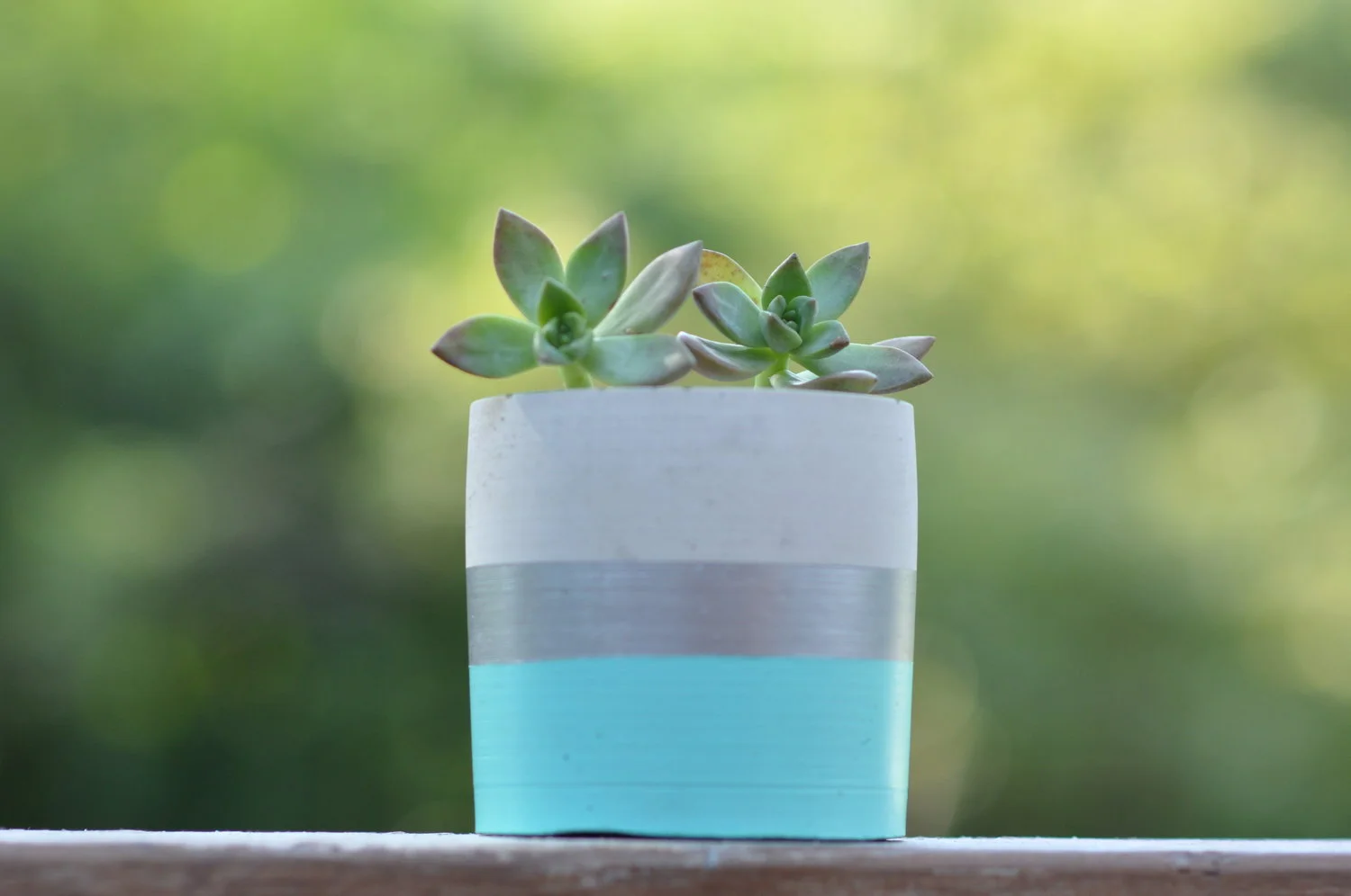 Cylinder with solid and metallic stripes