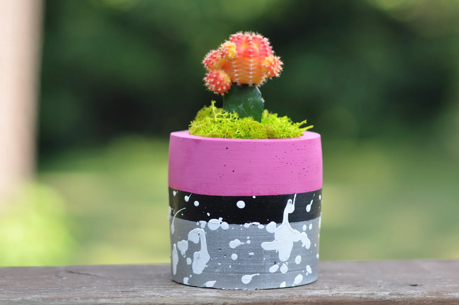 Cylinder with horizontal stripes and splatter