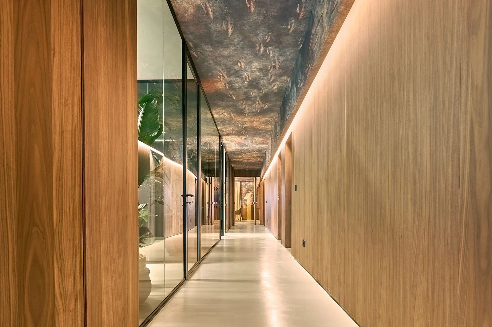 Ufficio elegante e di forte impatto visivo in una conceria di San Miniato, con interior design italiano e finiture di pregio