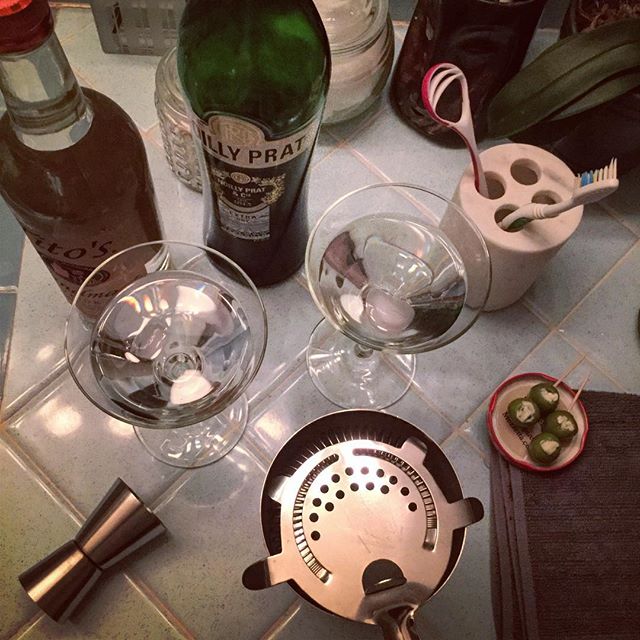 Improvisation🍸🛁The bar abides. #updirtyolivesholdthecolgate