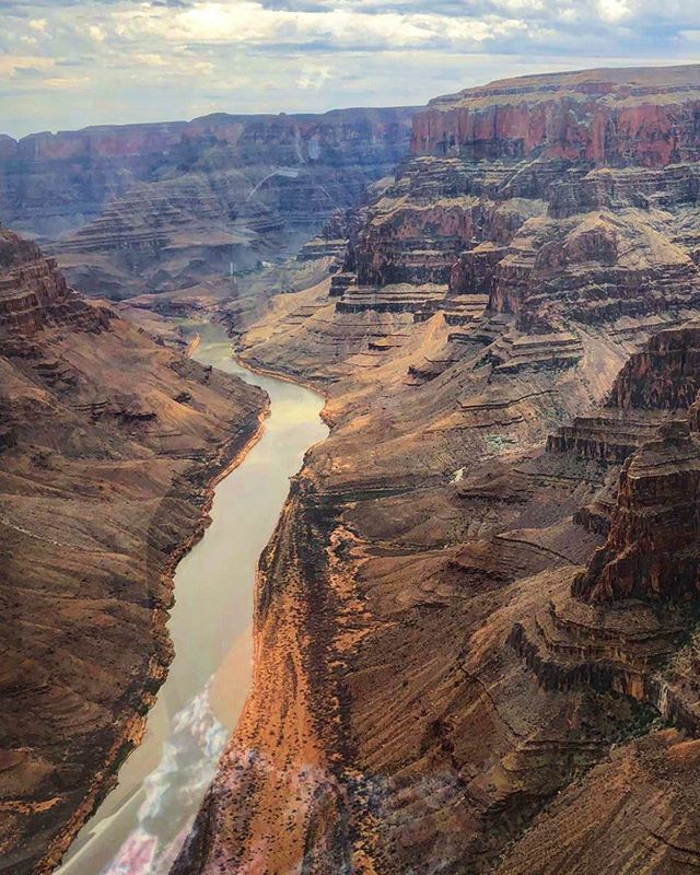 I am a poor lonesome cowboy 😎🌵🇺🇸 #Arizona #Navada #grandcanyon #maverickhelicopters #Cowboylife #BeaucouptropBeau #ThatviewTho #YakariTuEsOu