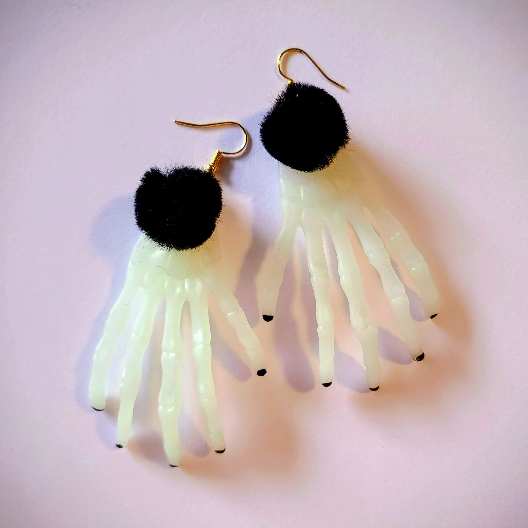 whiteskellyhands01a.jpg