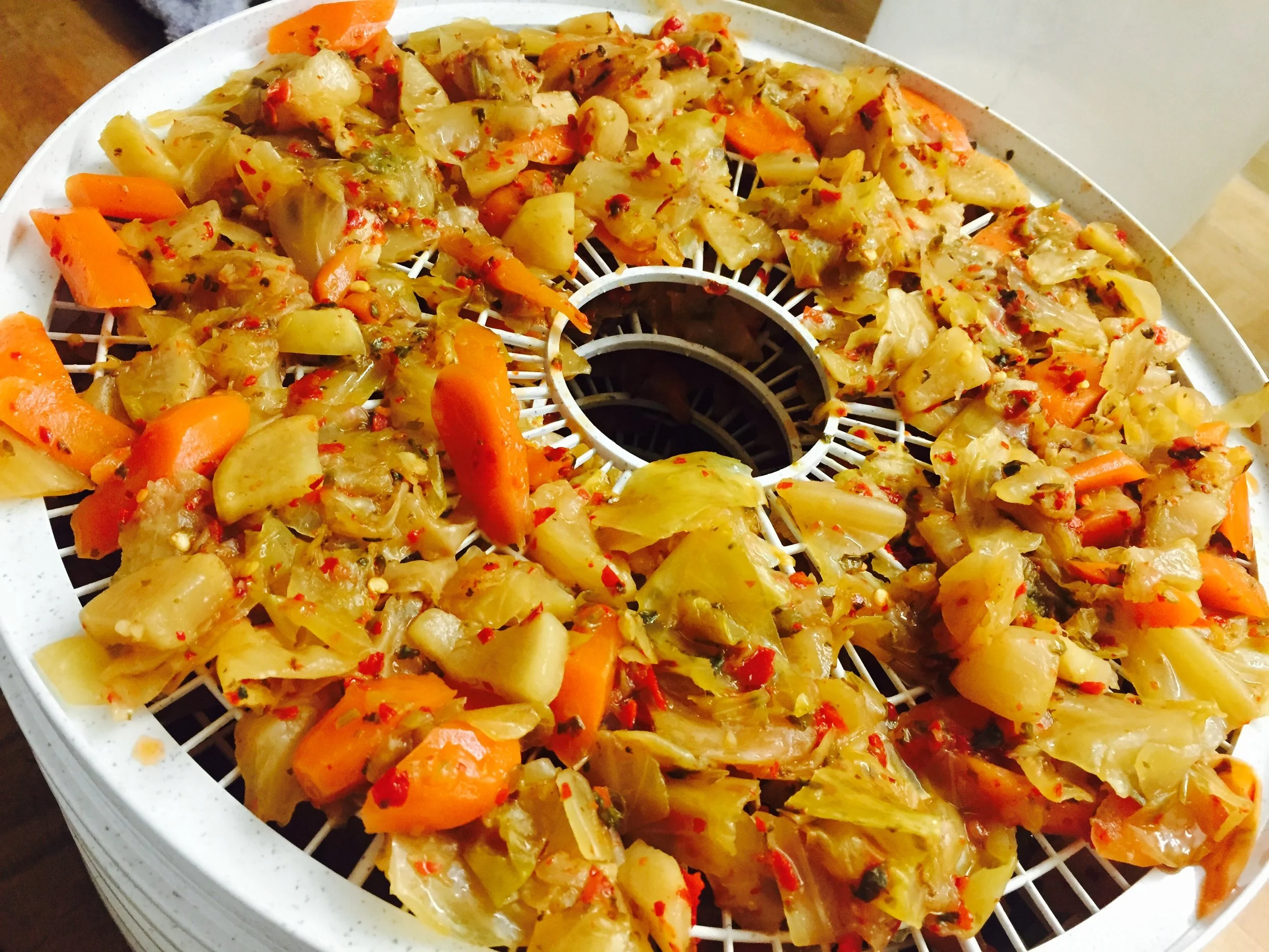 Kimchi put in a dehydrator to make dehydrated kimchi.
