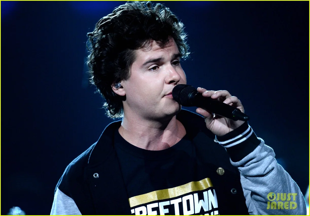 lukas-graham-billboard-music-awards-2016-01.jpg