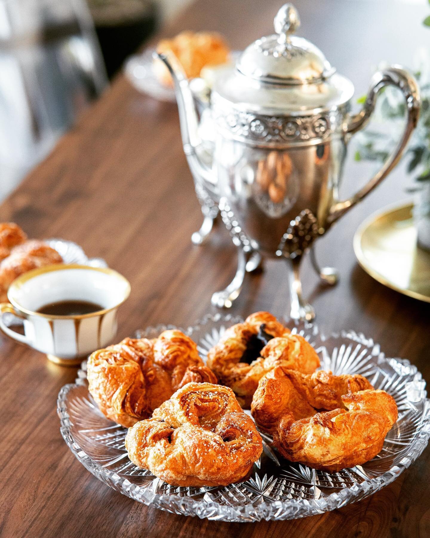 Kouign amann and coffee fueling this rainy day&hellip; as I anticipate the Michelin Guide California star reveal tonight!! #proudcalifornian #cheflife 

#kouignamann #patisserie #michelinguide #michelincaliforniaguide #michelincalifornia #michelinsta