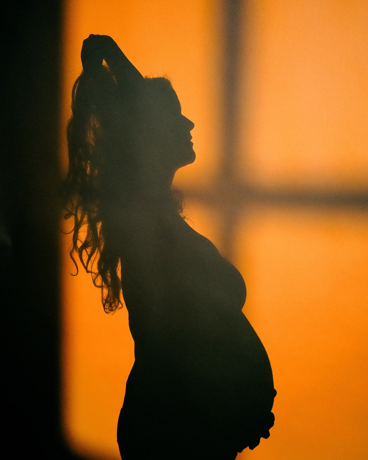 Studio maternity sessions don&rsquo;t have to be all serious faces and hands-on-belly poses. Sometimes the magic shows up when you loosen up, laugh a little, and just enjoy the moment. Let go of the pressure to be perfect&mdash;you&rsquo;re growing a