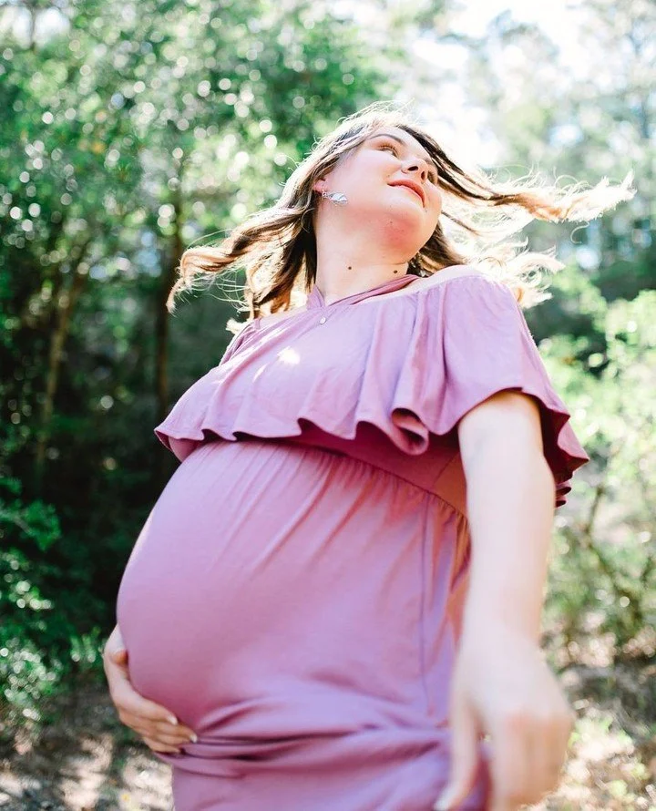 Before the schedules and the sleepless nights, before the tiny cries and first steps, there&rsquo;s this quiet in-between. The gentle kicks. The way your dress moves in the wind. The way your hands instinctively rest right here.⁠
⁠
Maternity sessions