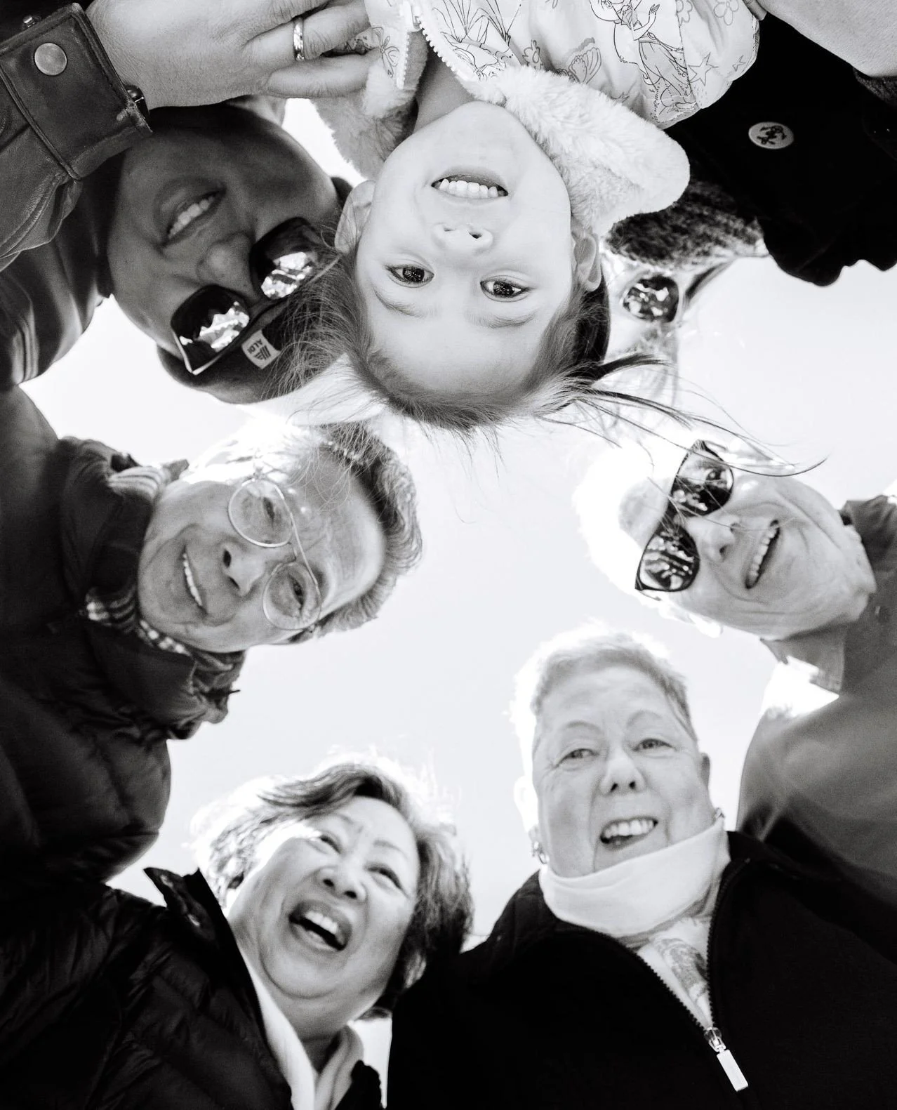 Who says cold weather can&rsquo;t bring us closer? ❄️✨ Bundle up and let&rsquo;s capture those priceless extended family memories together! These chilly days make for the coziest backdrops, perfect for snuggling up with loved ones. Ready to make some