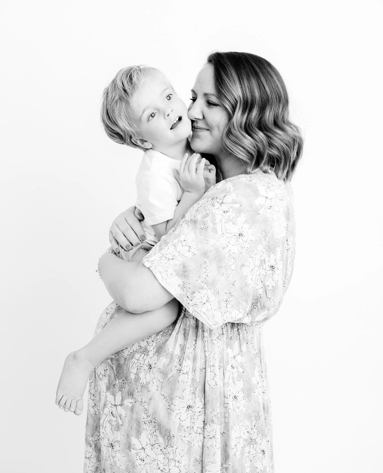 Pregnancy can feel like a rollercoaster. One minute you're glowing, and the next, you're trying to figure out how to sit comfortably! 😅 My relaxed studio maternity sessions are all about capturing the beauty of your journey without the stress. ⁠
⁠
I