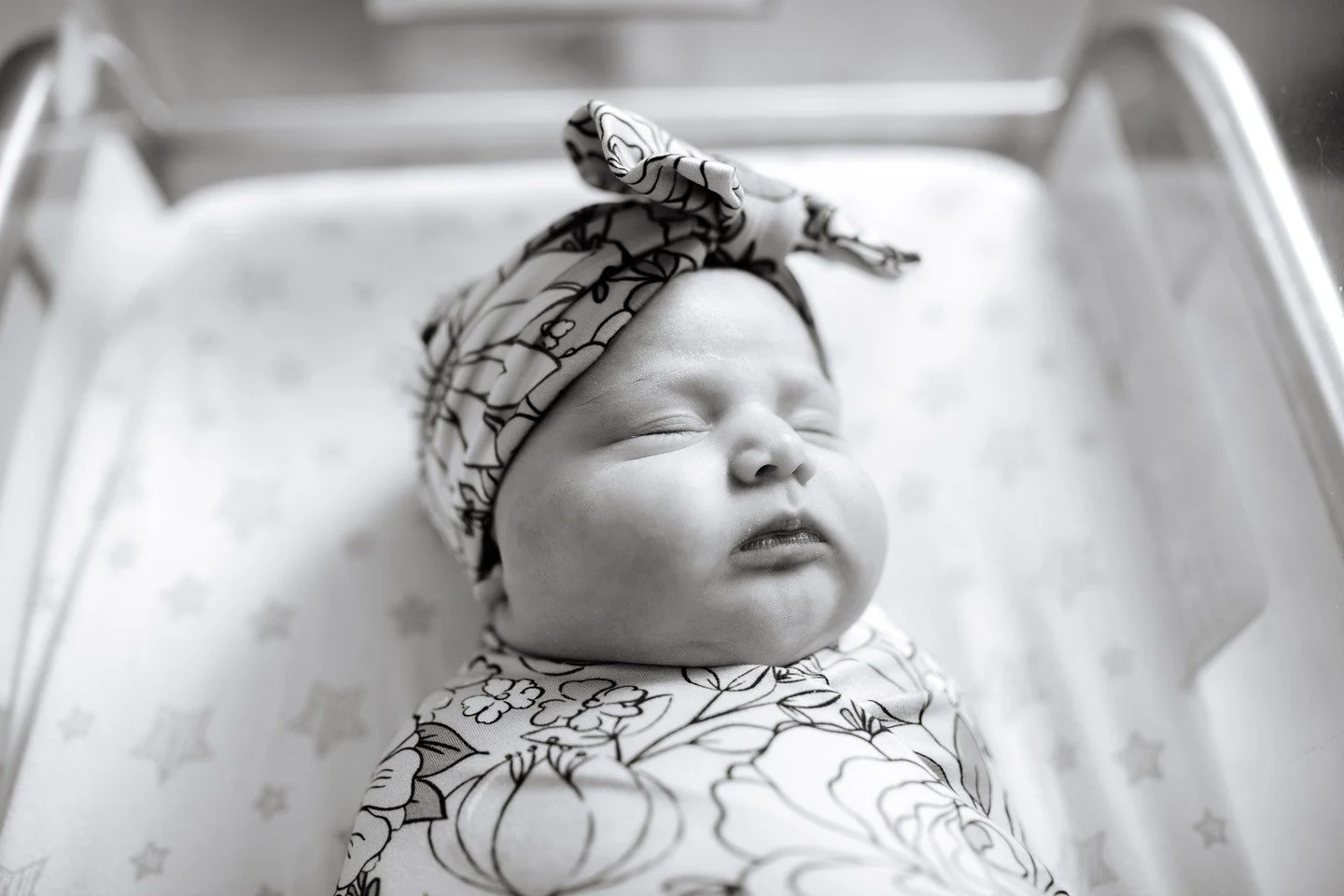 Fat baby cheeks deserve their own moment 📸⁠
⁠
Those squishy, kissable rolls that somehow disappear overnight. This is why newborn and fresh 48 photography in Pensacola matters. These tiny details change so fast, and they&rsquo;re the ones you&rsquo;