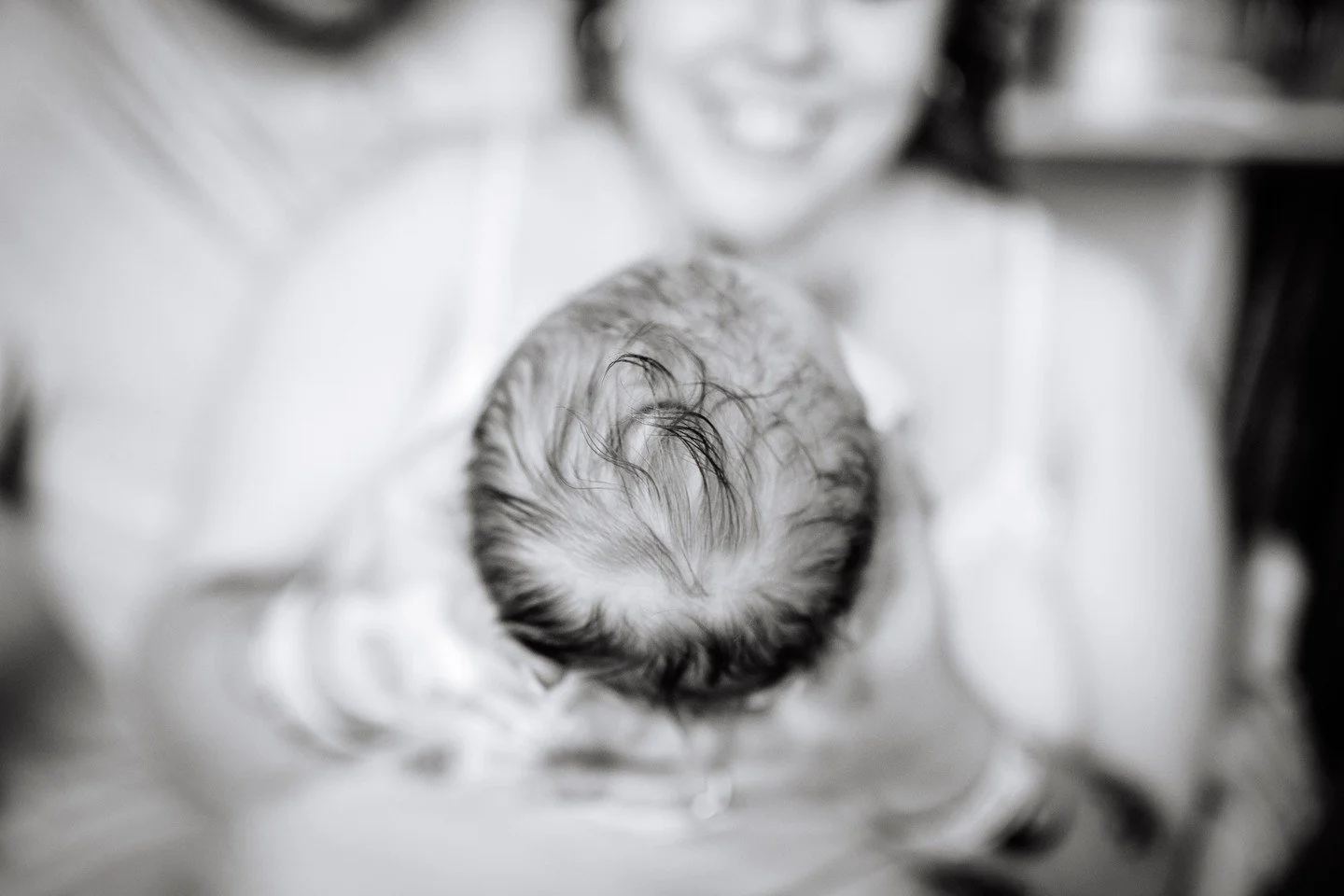 That soft, wispy baby hair. The kind that disappears before you even realize it was there.⁠
⁠
This is exactly why I love Fresh 48 sessions. Those first hours are full of the tiniest details. The fuzzy hairline, flaky skin, curled fingers, the way the