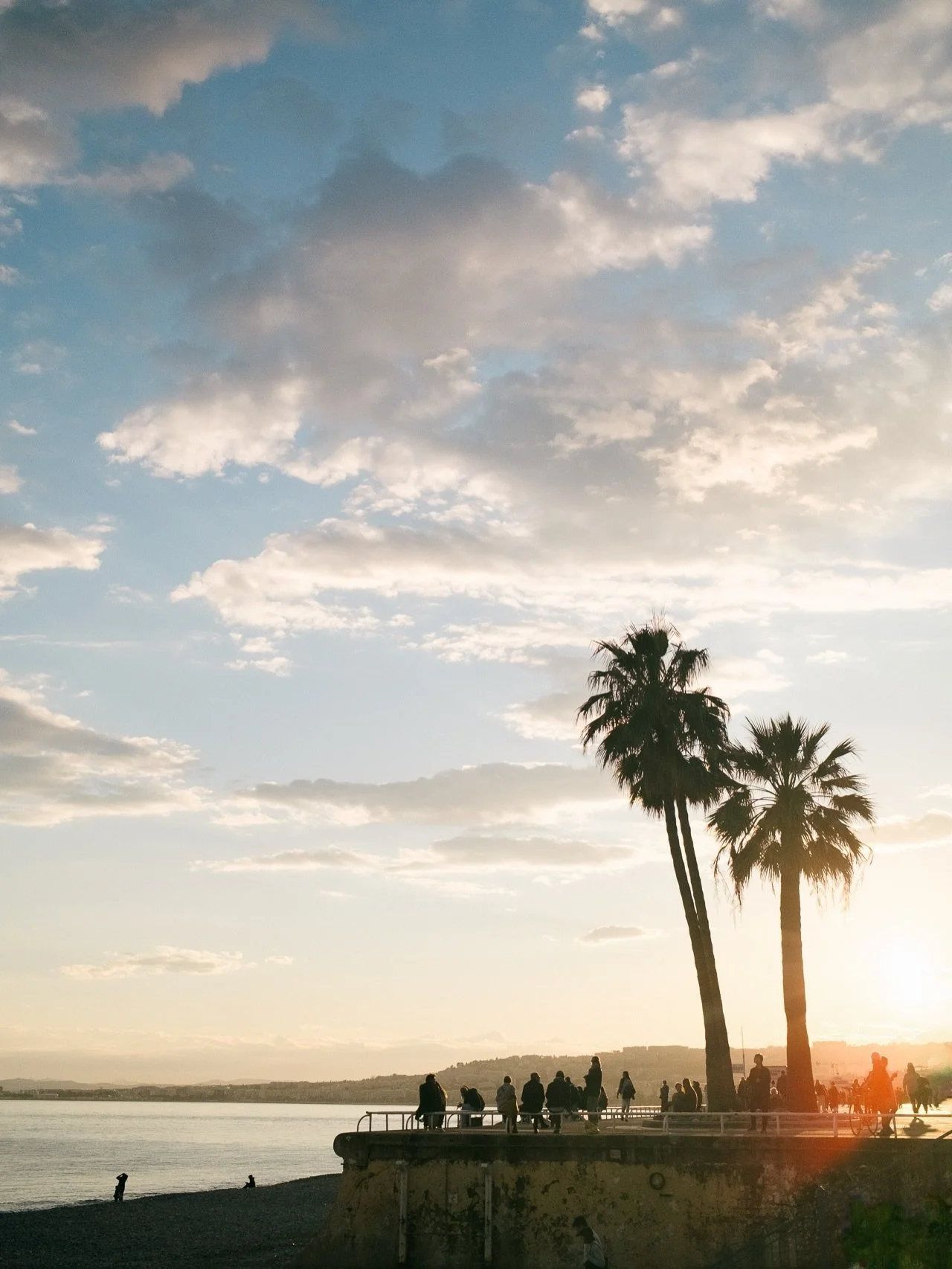 Two ways of seeing on the Promenade des Anglais⁠
⁠
Palm trees, people out for an evening stroll, and that gorgeous golden light that makes the French Riviera look like it&rsquo;s perpetually on vacation.⁠
⁠
The Promenade des Anglais in Nice is ridicu
