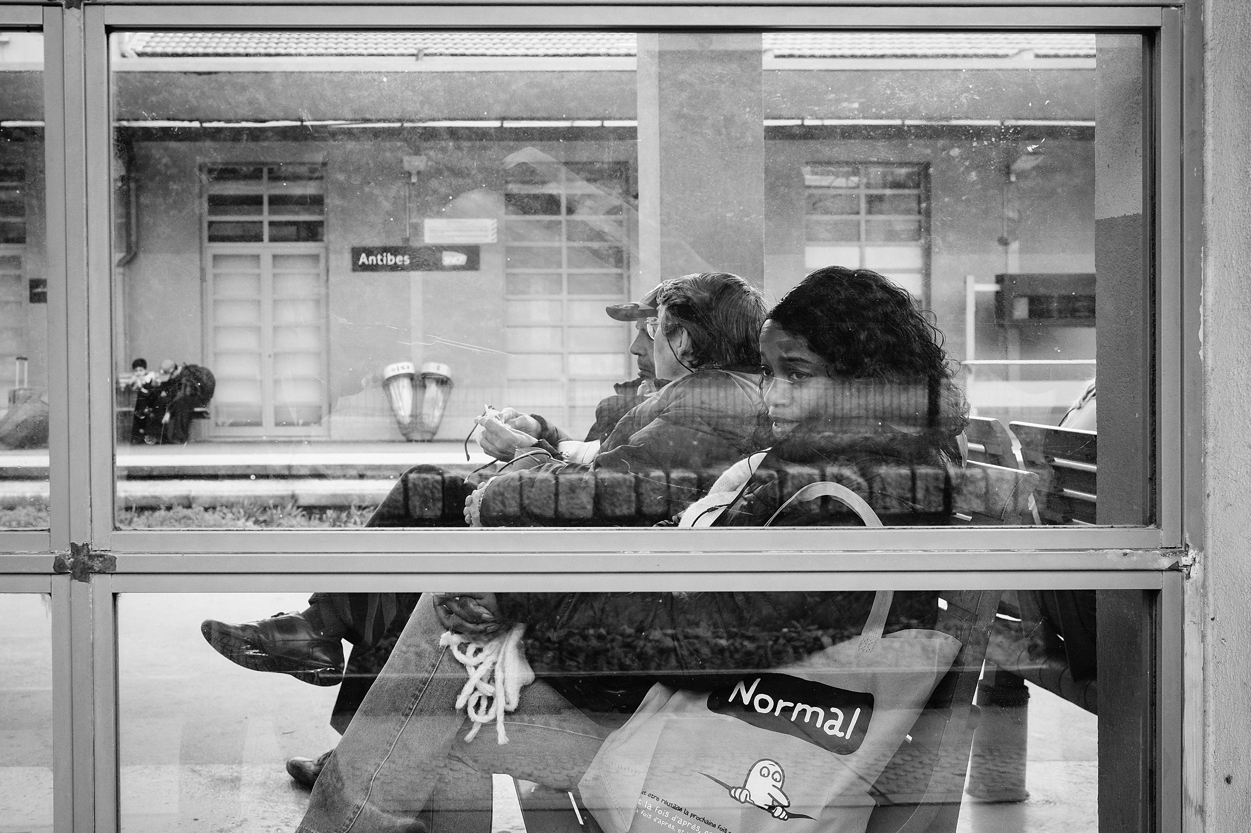 people-waiting-for-train-visitng-antibes.jpg
