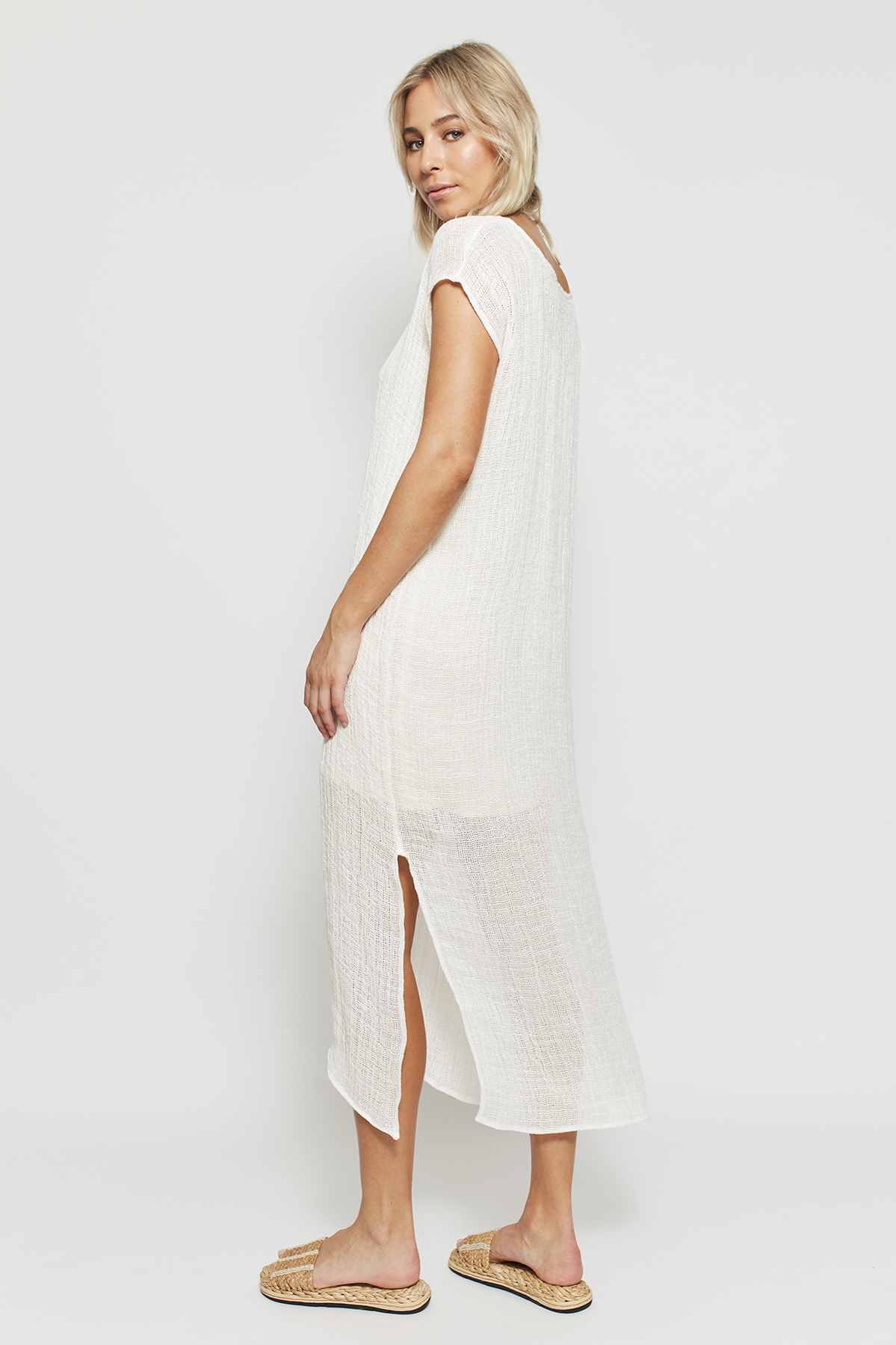 The Positano Kaftan , features a relaxed silhouette, with a wide neckline, side splits and a cap styles sleeve. This particular style comes available in a loose woven linen and therefor displays a slightly sheer, light weight finish Made in Australia