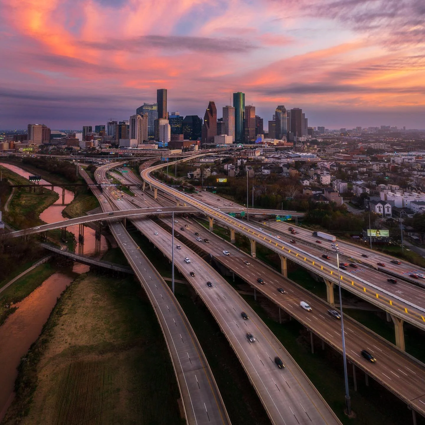 Skyline ☑️ 
Highway ☑️ 
Bayou ☑️ 
.
I mean how much more Houston do you want me to make this picture?
