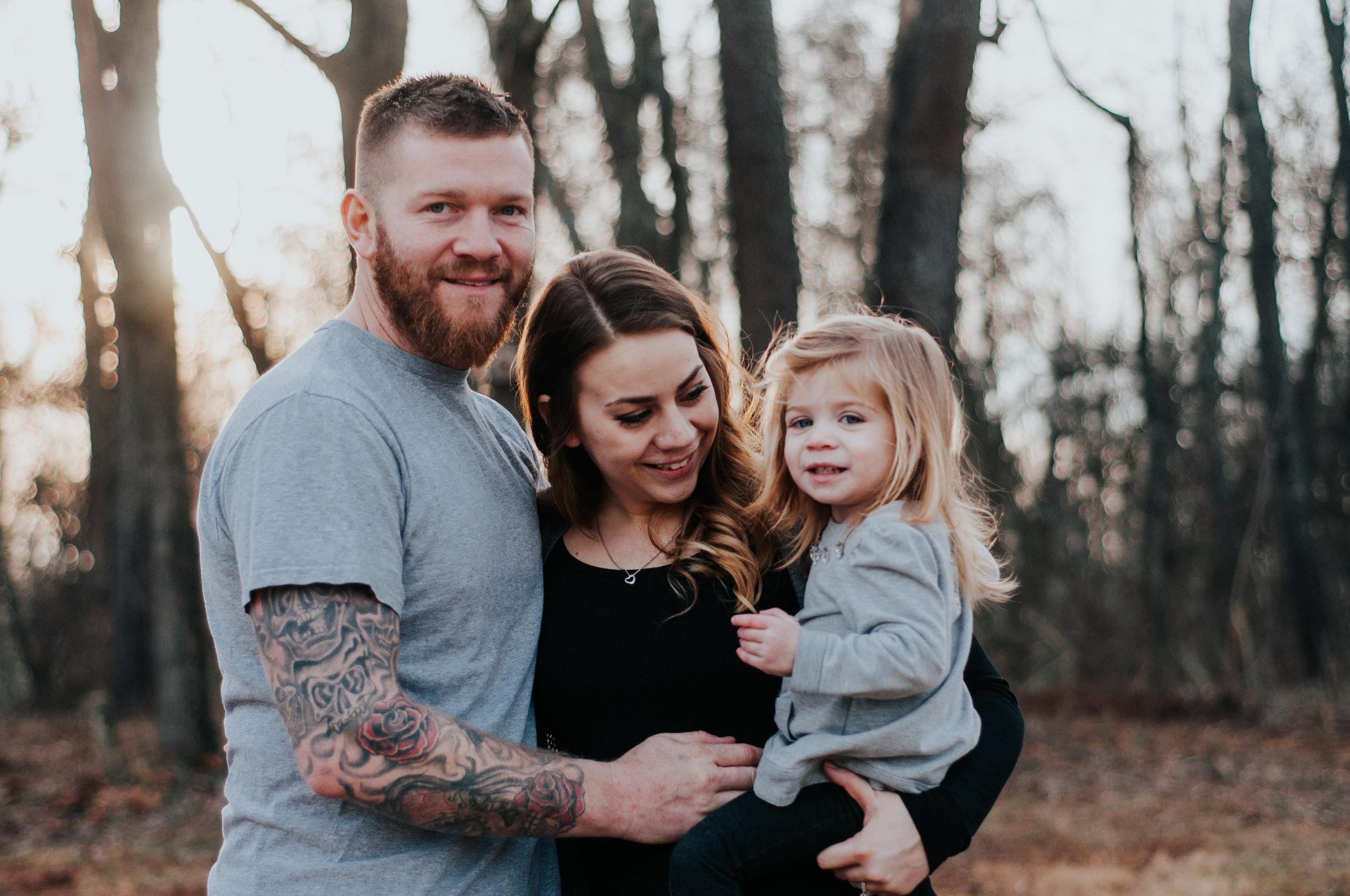 Katie and I were trying to make this session works for quite a while, but all of us know how busy life is... especially if you have a 2 years old amazing girl to take care of... and not talk about the 15 chickens and rooster and ducks... and her fiancé... So, yes, her life is pretty busy. But you know what? It was worth waiting... That Saturday the light was perfect, Adalyn was joyful more than usual and lovely with her parents... I couldn't ask anything more... oh, yes, a tattooed dad! Ok, then I have everything! Let's see this awesomeness... 