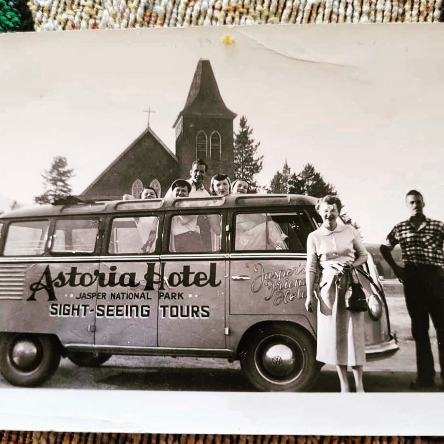 Flashback to the 50&rsquo;s! Our iconic VW Microbus transporting a happy group around town. The door reads &ldquo;Jasper&rsquo;s Friendliest Hotel&rdquo;. We like to think that&rsquo;s still the case 😁