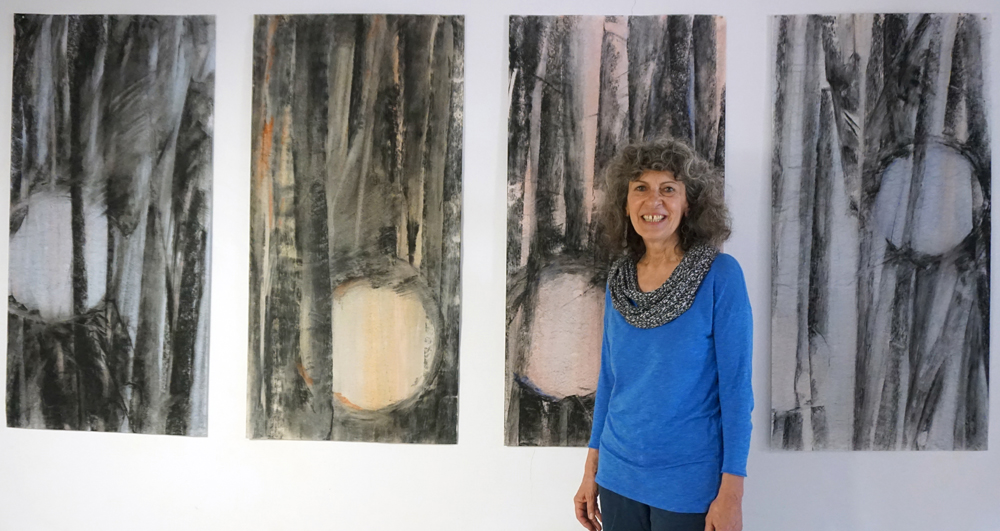 雅莉絲‧德瑪西與其藝術創作於霧峰林家宮保第園區。 Alix de Massy and her art works. ( The moon in western paintings.)