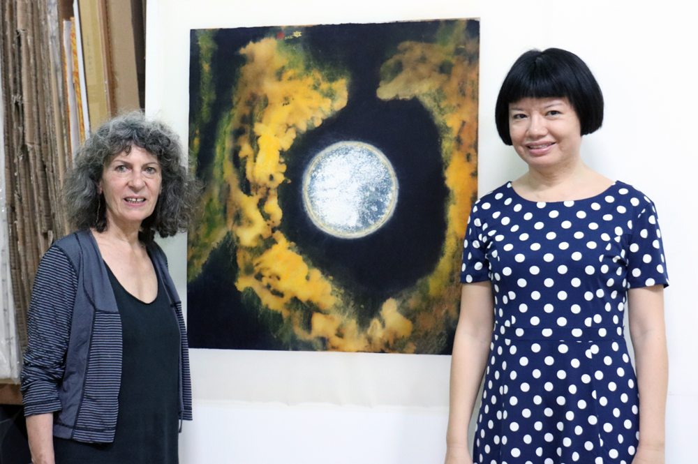 藝術家江心靜與其創作《夜懸明鏡》系列。 Pinky Chiang and her art work. ( The moon in ink art paintings.) 2016 Taichung Taiwan.