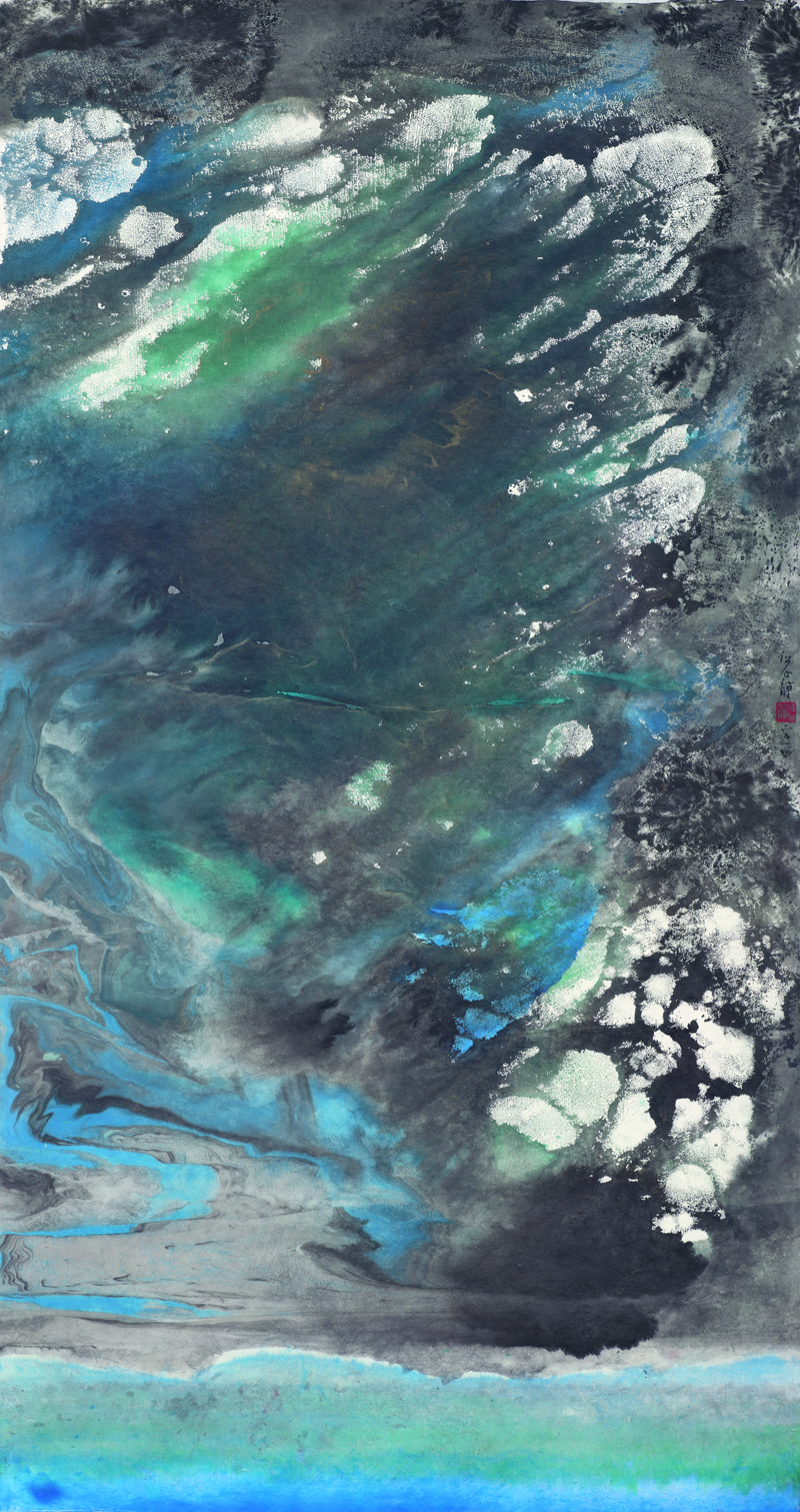 江心靜 Chiang Hsin-Ching|海中天 Blue Universe|2014|144 x 76 cm|彩墨紙本 Ink and Color on Paper 《海中天》 那一天 發生了什麼事 我不知道 後來也一直沒有答案 然而 就像那句─所有歷史 都是當代史 那一天 透過一次次回憶解構 重組 首先是海 地圖上是澳洲大洋路上一個接近 十二使徒岩的荒涼小鎮 冬天人潮散去 百無聊賴的浪 演繹舒伯特的甜美不成 暴虐冷峻的潮 拖長陰影成了蕭邦 葬禮進行曲 書頁上回到十七歲那年搭平快車 飛奔到崎頂火車站防風林外的沙灘 踏浪 滔滔不絕的浪 揮霍似懂非懂的詩 呢喃軟語的潮 翻滾難以出口的 史詩前傳 畫作上又一變 (為了給以後的論文作者一個方便 略作說明) 這個海 不是那個海 不 該說不只是 抽象的海 包含了那一天之前以及之後 的海 超過人在地球上旅行的時間 觸摸海風吹拂的礁岩 海面閃爍的金光 思索─不管上帝發笑 菩薩低眉 那一天 一顆遵循地心引力的頭 一頂裂成兩半的安全帽和一架直升機 (可惜她昏迷不醒 看不到風景 有人說) 形成一個迷宮式意象 不論 離開多遠 必將重返 不 不是一成不變重覆 而是迴旋式回歸 那一天 隨著高度逐漸清晰 親吻過地面的頭 得以仰望 海中天