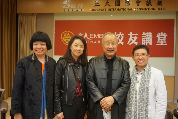 本文作者江心靜、劉令徽女士、劉國松大師和攝影師林存青合影。