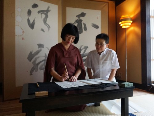 感謝心靜(左)帶領我進入藝術新領域,時而優游時而乘風破浪前進,享受如魚得水的喜樂人生。