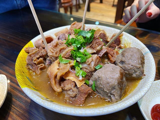 广州Part 1 #牛腩什 #银记肠粉店 #双皮奶 #guangzhoufood #eateateat #nonstopfoodie #goodvibes #beefballs #ricenoodle #buffalomilkcustard