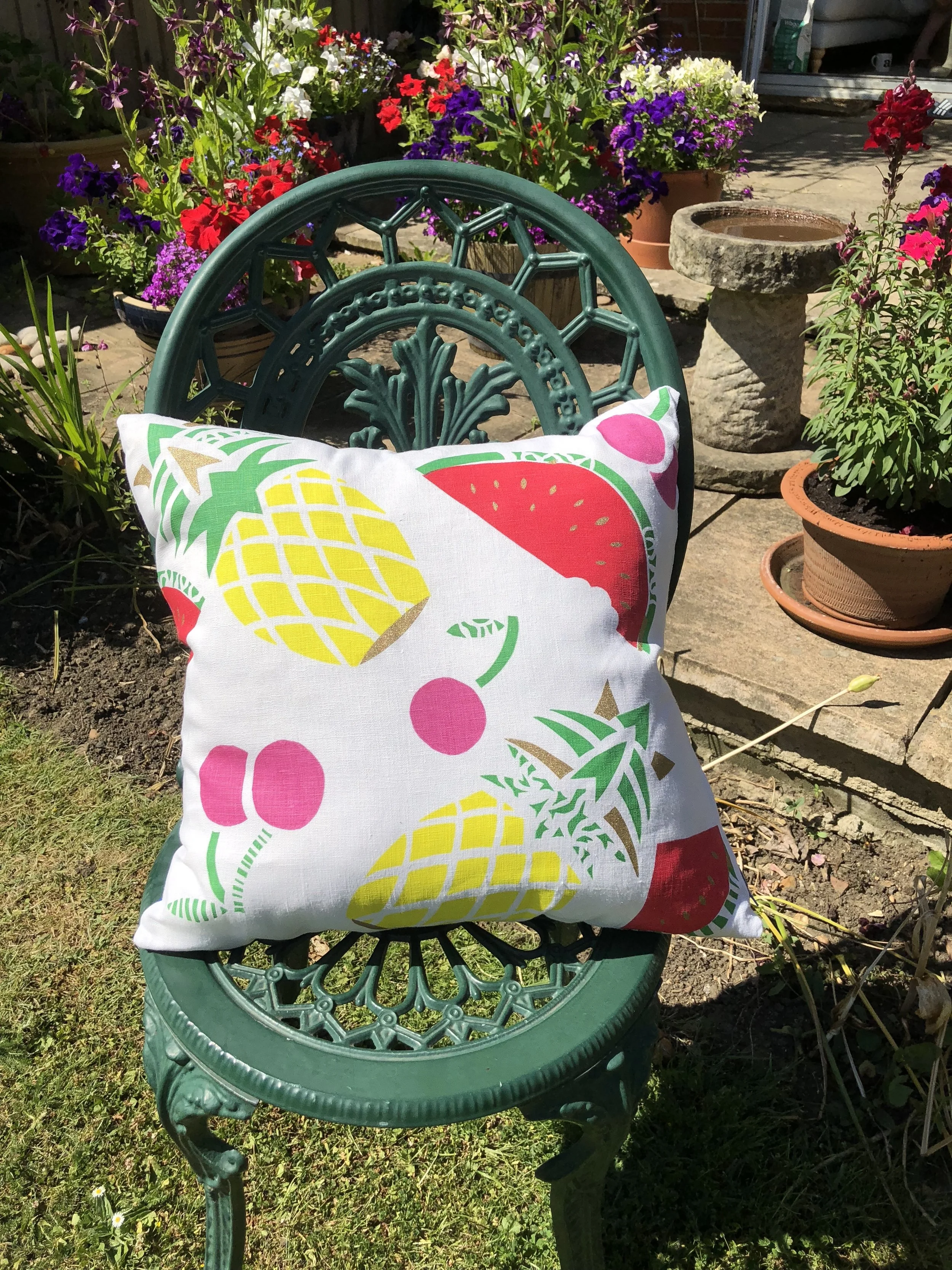 I absolutely loved the approach to colour that this workshopper took, she wasn't afraid of clashing colours and ended up with this amazing tropical design with some gold highlights for good measure