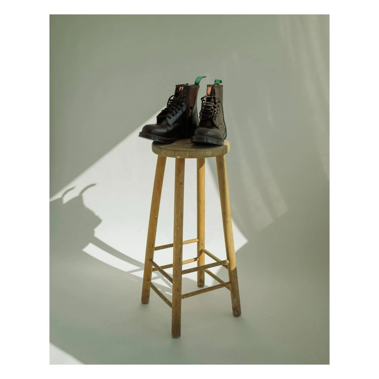 Cordovan is a rich burgundy, which is the colour of these gorgeous 8-lace boots from Northampton based shoemakers @solovairuk - I thought I&rsquo;d get them in the studio for a little portrait session before taking them out for a stroll. Thank you te